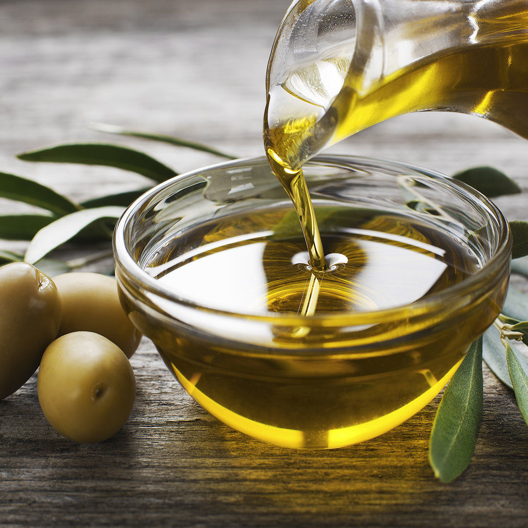 Оливковое масло высшего качества. Оливковое масло. Масло оливы. Оливки и оливковое масло. Цвет оливкового масла.