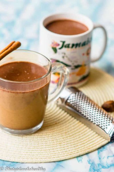 Boissons réconfortantes au thé au chocolat chaud jamaïcain pour l'automne