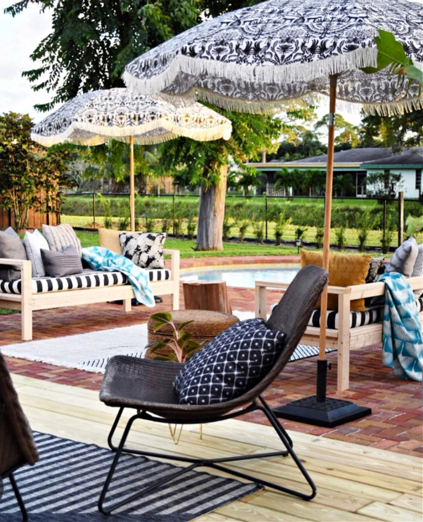 Hinterhof-Sitzbereiche mit Sonnenschirm, wie wir leben, Deko-Blog
