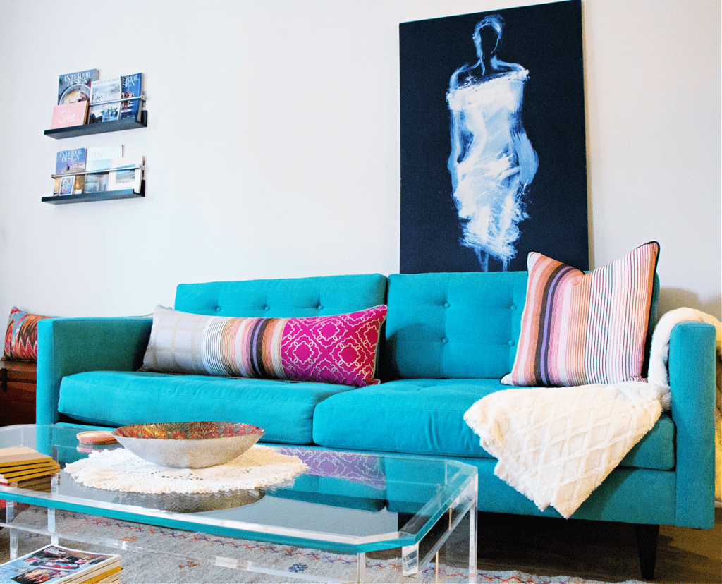 Türkisfarbenes Sofa mit Lendenkissendekor. Blog, wie wir leben