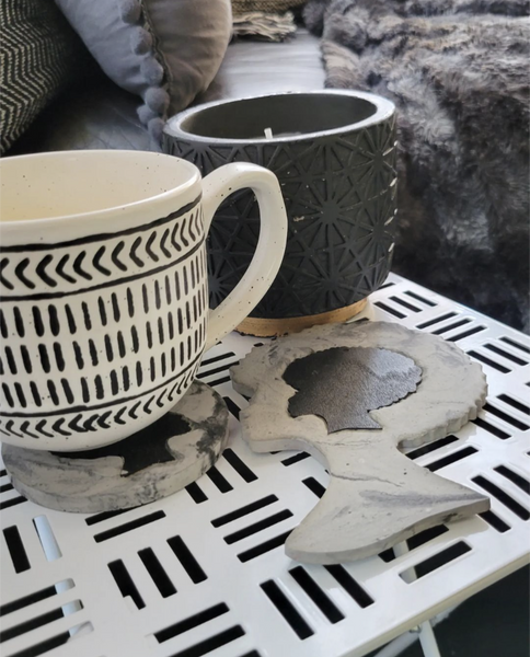 tasses à café et dessous de verre à motif africain