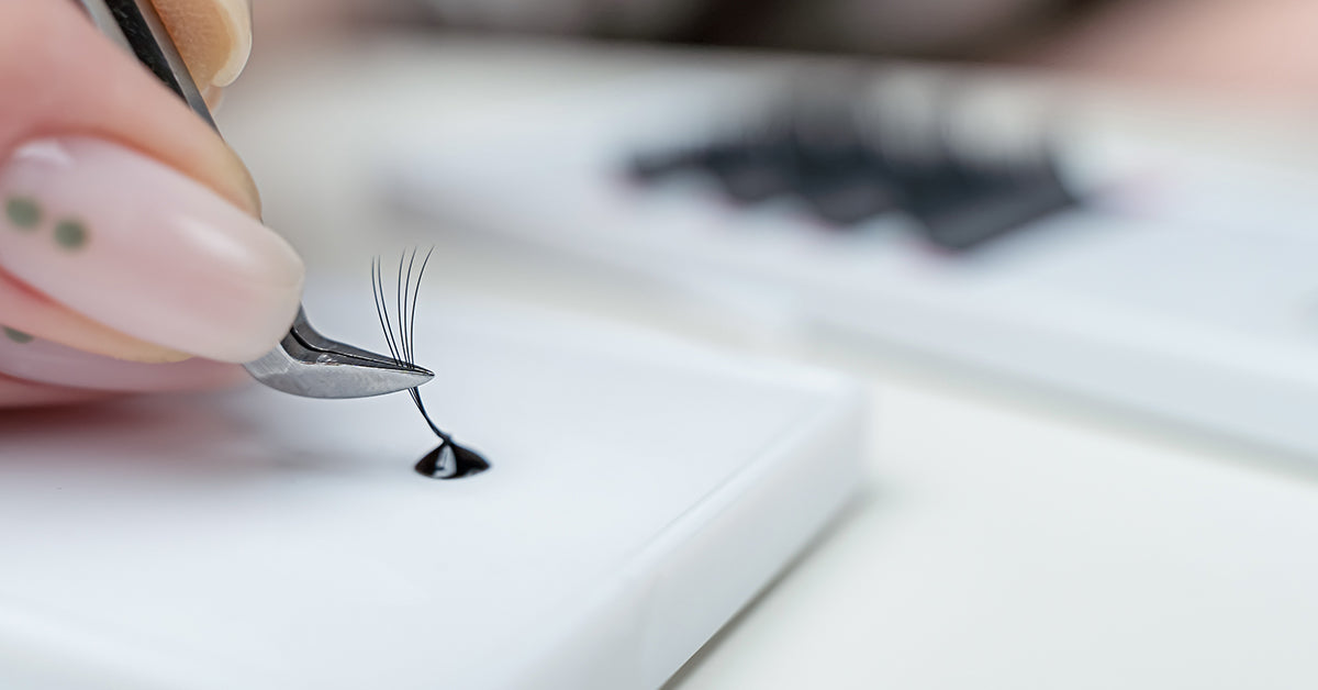 applying eyelashes extensions