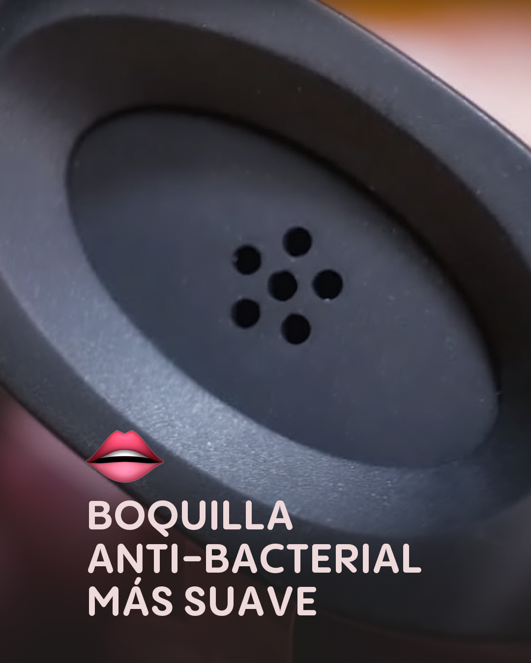 Imagen de cerca de la boquilla del vaporizador DaVinci IQC con un emoji de labios. Se muestra un texto que dice 'Boquilla antibacterial más suave'.