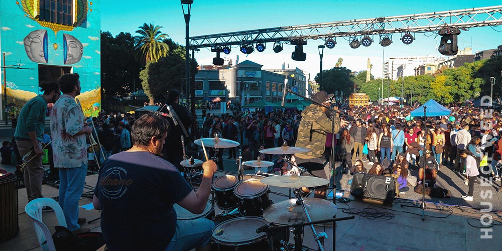 banda tocando en evento 420 valpo 2019