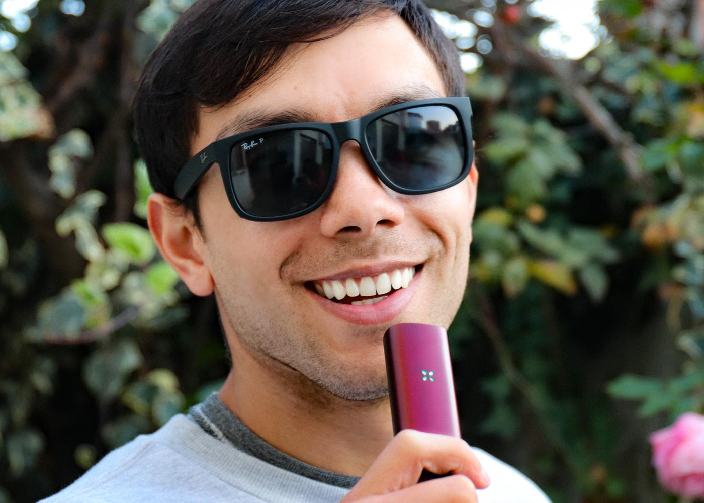 Noe utilizando el vaporizador Pax 3