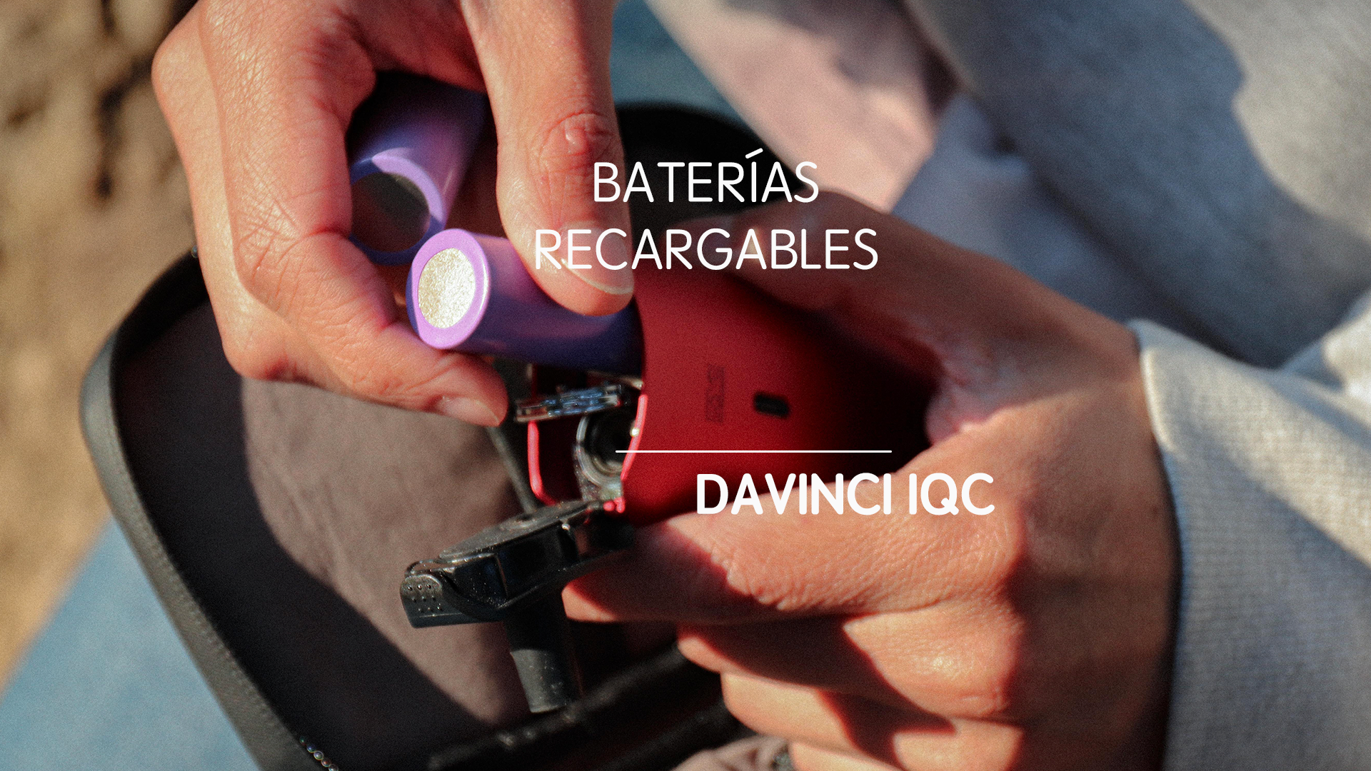 imagen de manos manipulando un vaporizador DaVinci de color rojo. Las manos están sacando la batería para reemplazarla. Hay un texto que dice 'Baterías recargables. DaVinci IQC'