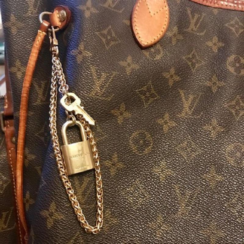Lockit bag charm Louis Vuitton Gold in Metal  16048257