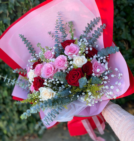 Signature box Seasonal Roses bouquet (inc.Vase)