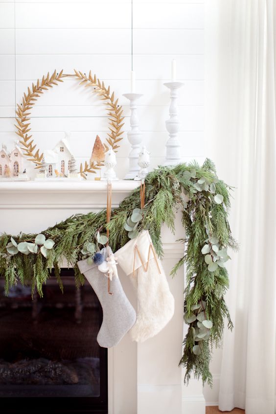  Simple and Elegant Christmas Fireplace Mantle Decor Ideas