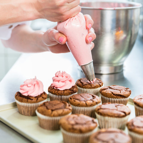 woman making cupcakes