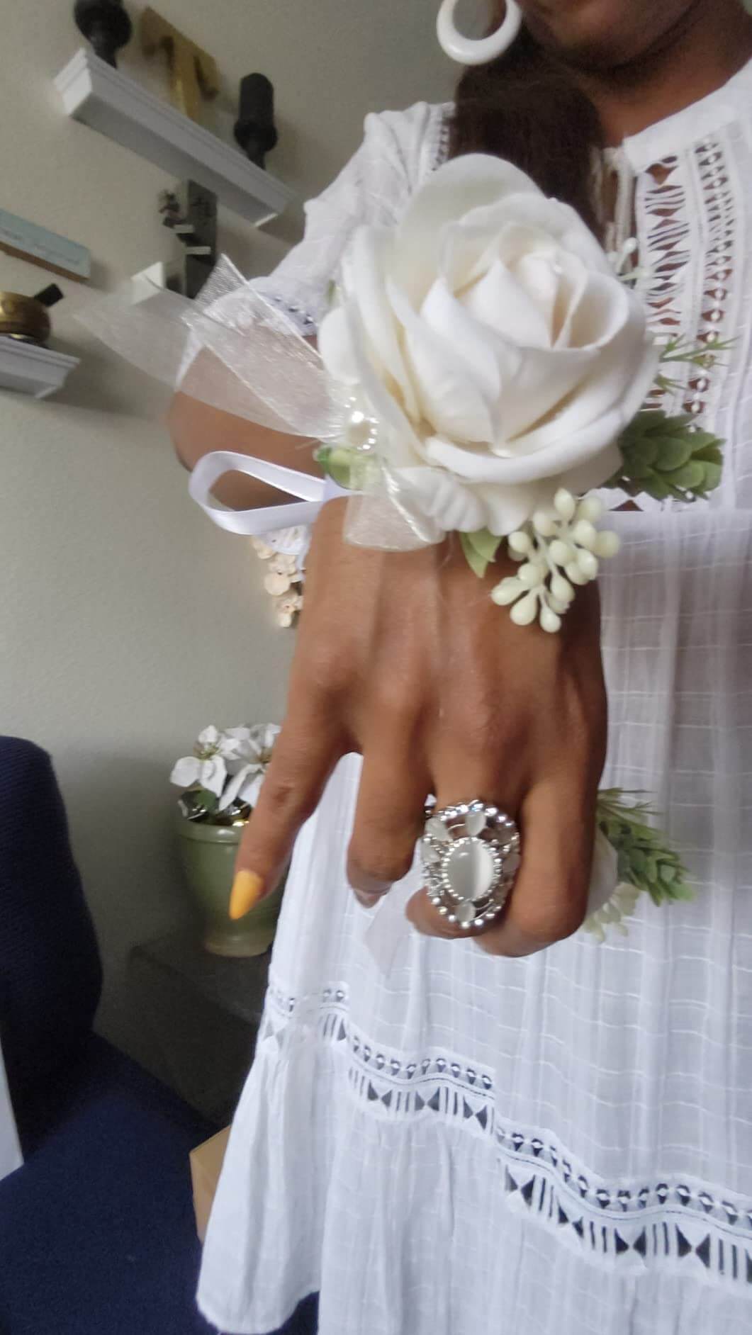 corsage review-2.jpg__PID:d88565e7-c36f-4382-9710-89a2edc8d269