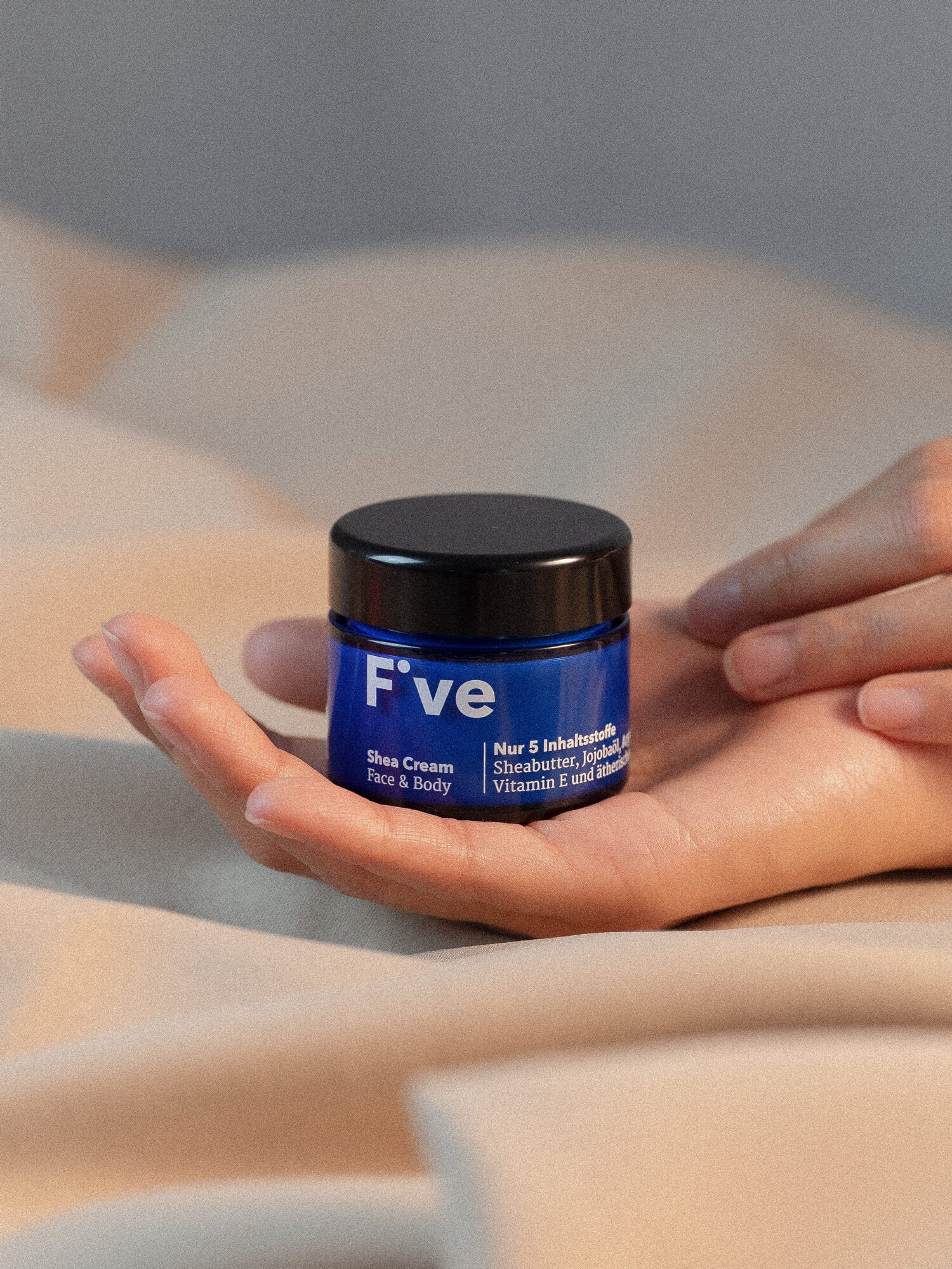 Minimalistische Hautpflege mit der FIVE Shea Cream