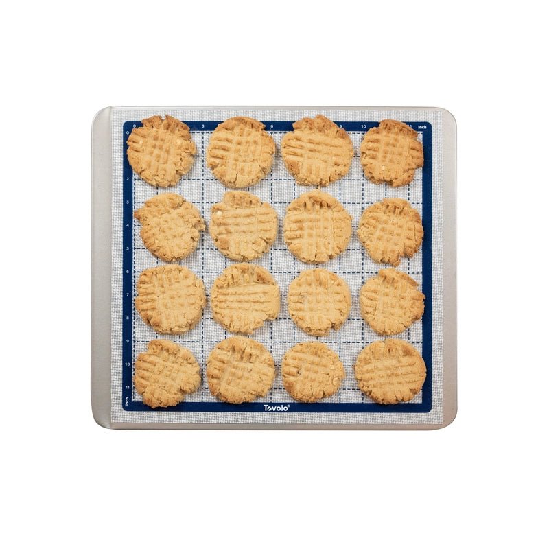 https://cdn.shopify.com/s/files/1/2178/5793/products/pro-grade-silicone-cookie-sheet-with-grid-869427_1800x1800.webp?v=1698415819