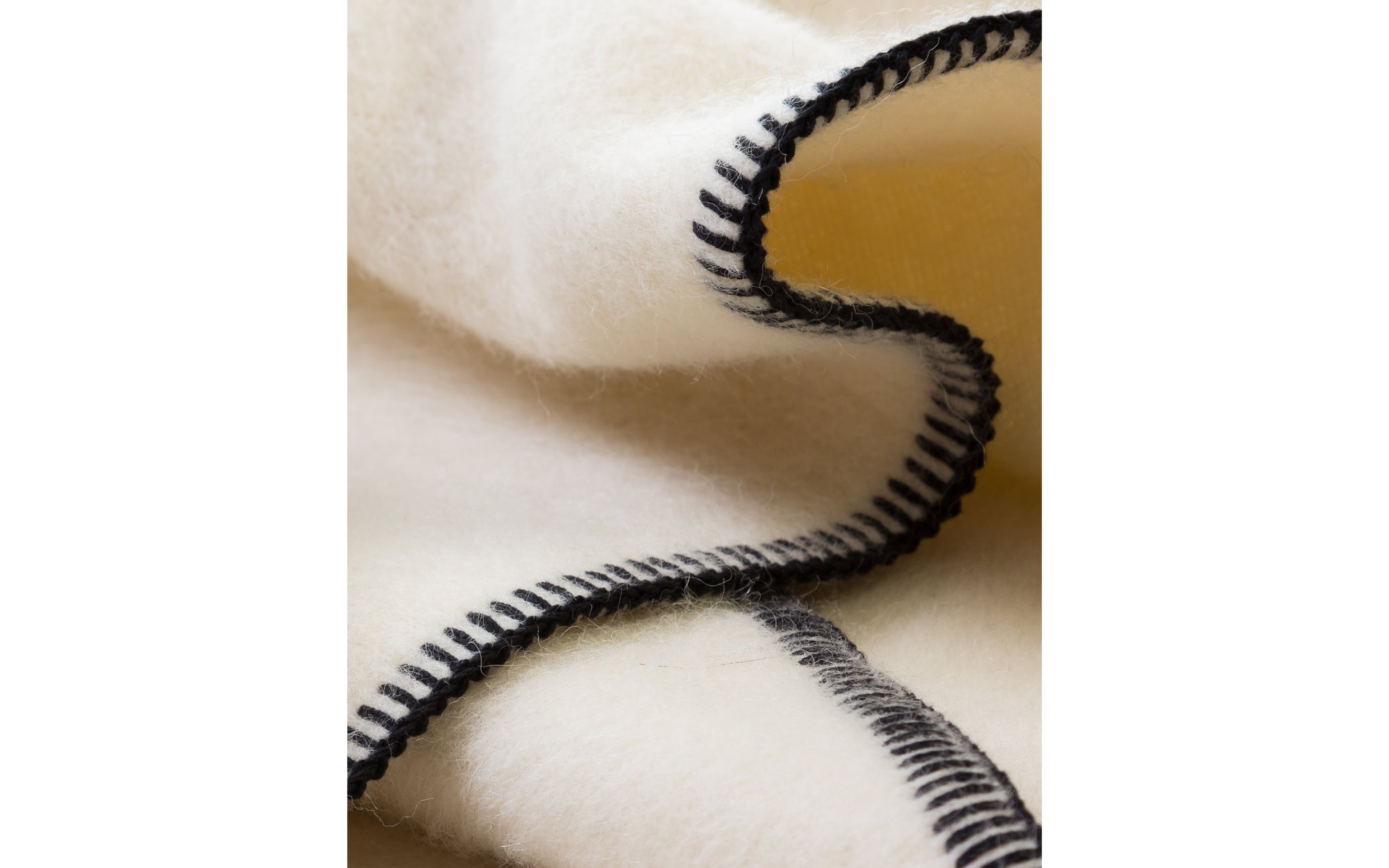 BLACKSAW SIEMPRE RECYCLED ALPACA BLANKET. A MINIMAL STATEMENT PIECE