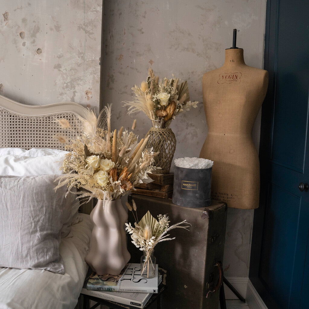 Timeless blooms for Christmas flower decoration in a vintage room