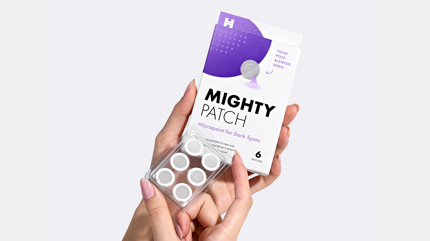 Hands holding Micropoint for Dark Spots treatment