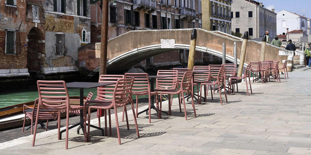 Stühle Doga Bistrot von Nardi mit Tischen in Venedig am Kanal mit alten Häusern in Szene gesetzt