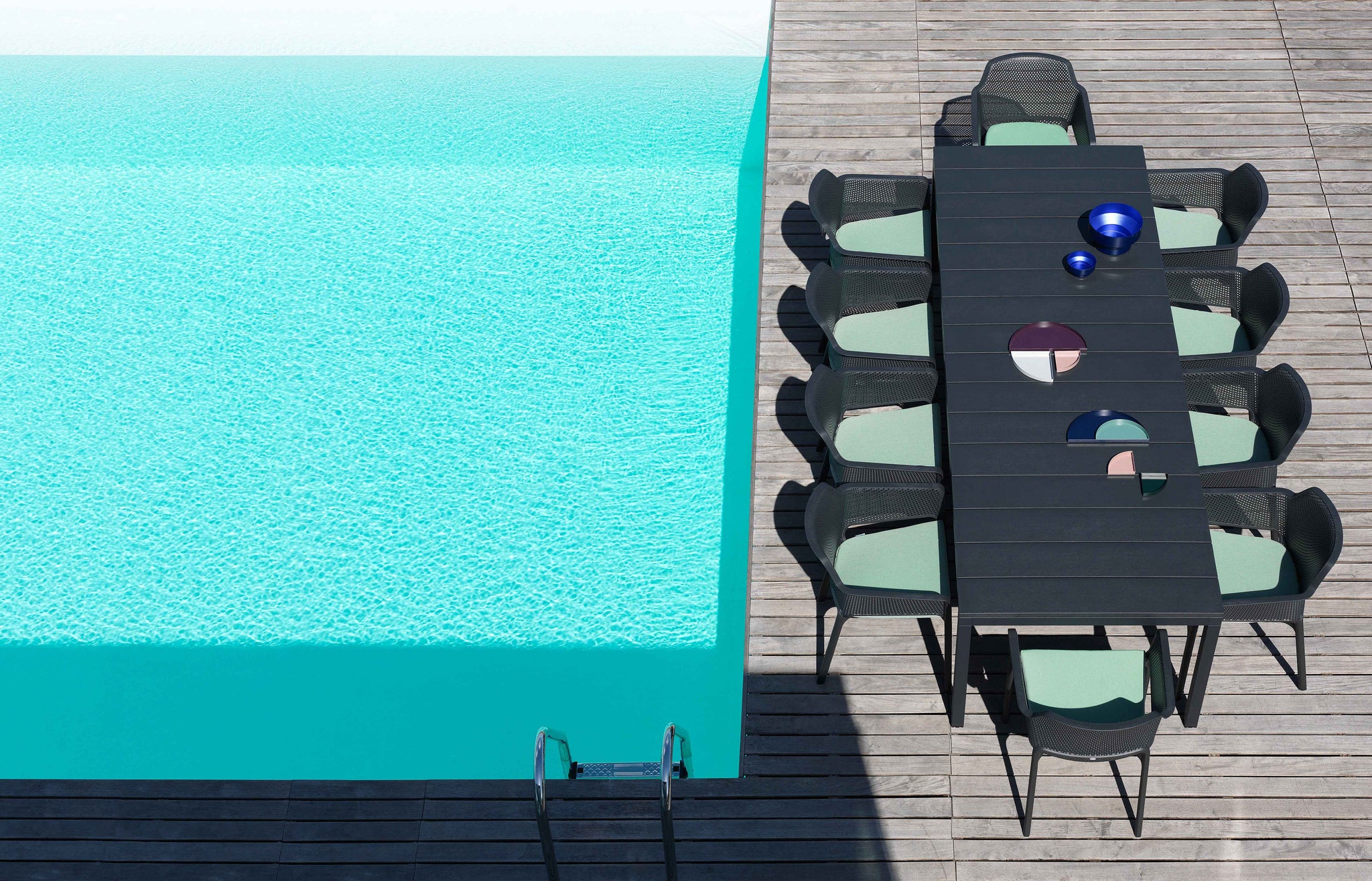 Nardi chair Net Antracite as a seating area by the pool