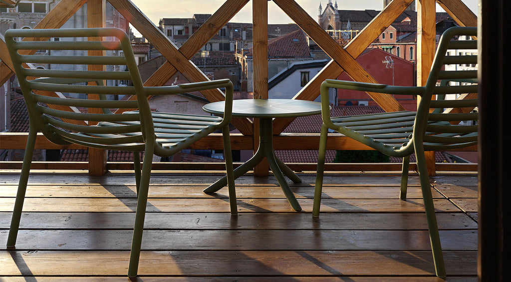 Doga Relax Stühle mit kleinem runden Tisch alles von Nardi auf Balkon mit Blick über Venedig