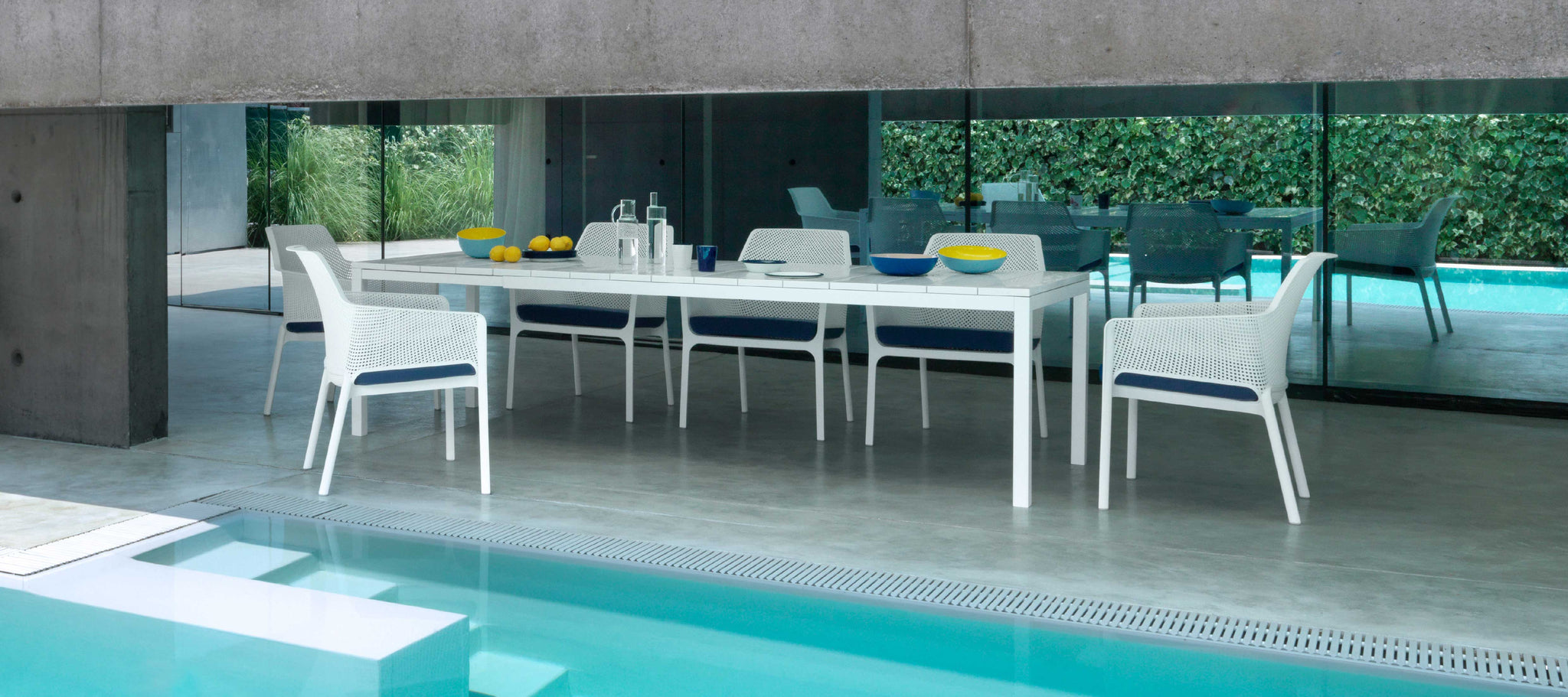 Table Rio Alu Bianco décorée au bord de la piscine