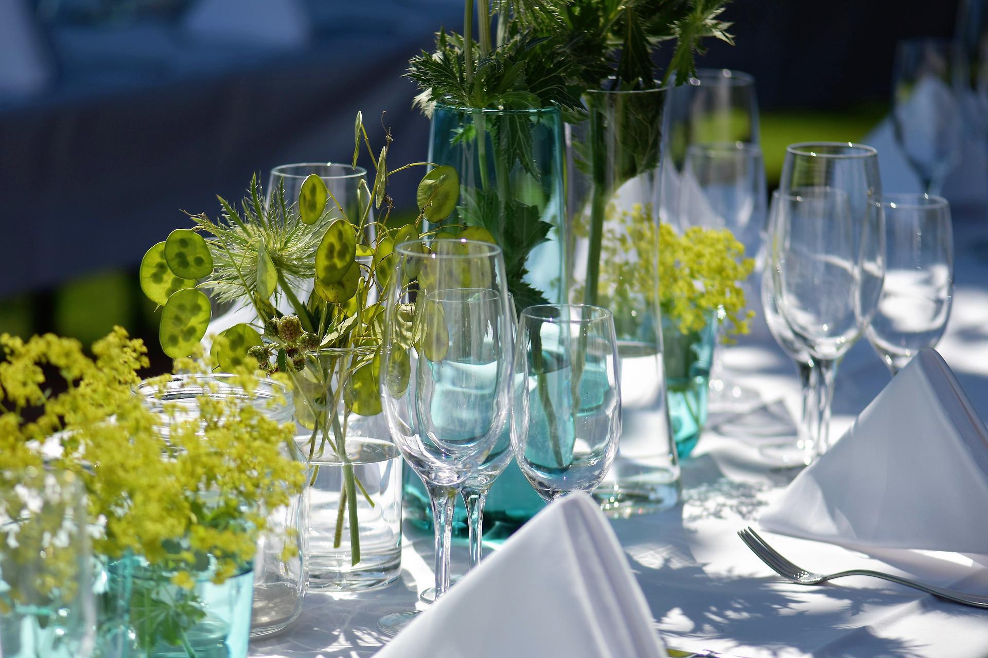 Tisch dekoriert mit Porzellan, Besteck, Blumen und unseren Servietten Verona 50x50cm