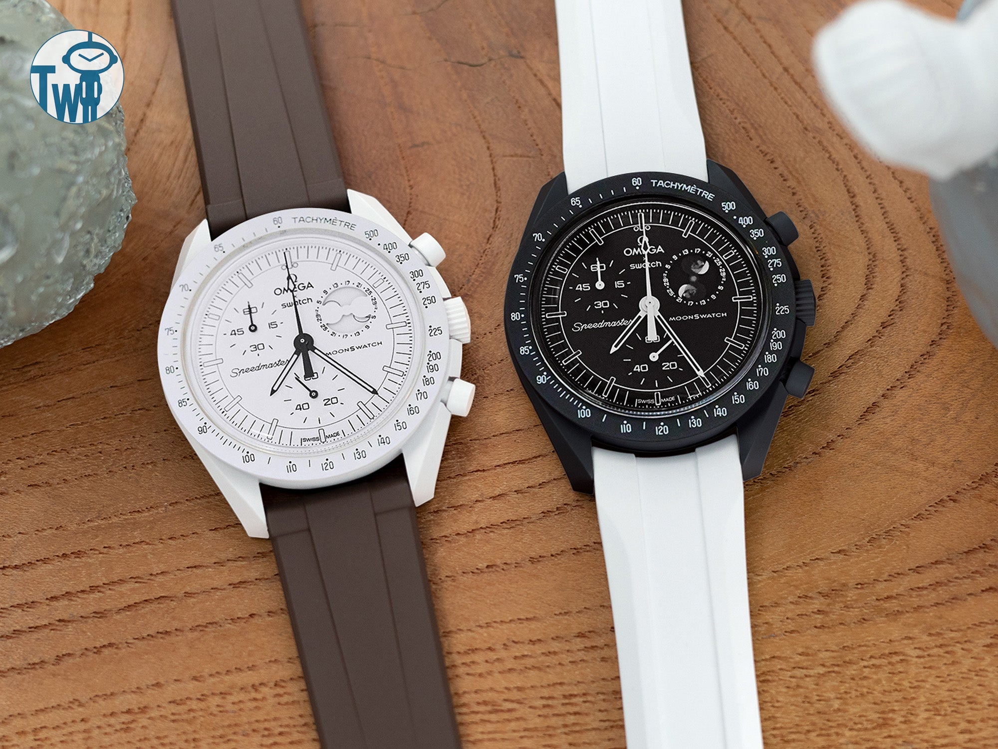 Snoopy史努比「月相之旅」手錶的「登月任務」系列推出了時尚黑色和經典白色版本，配搭上太空人腕時計TW的FKM橡膠錶帶。