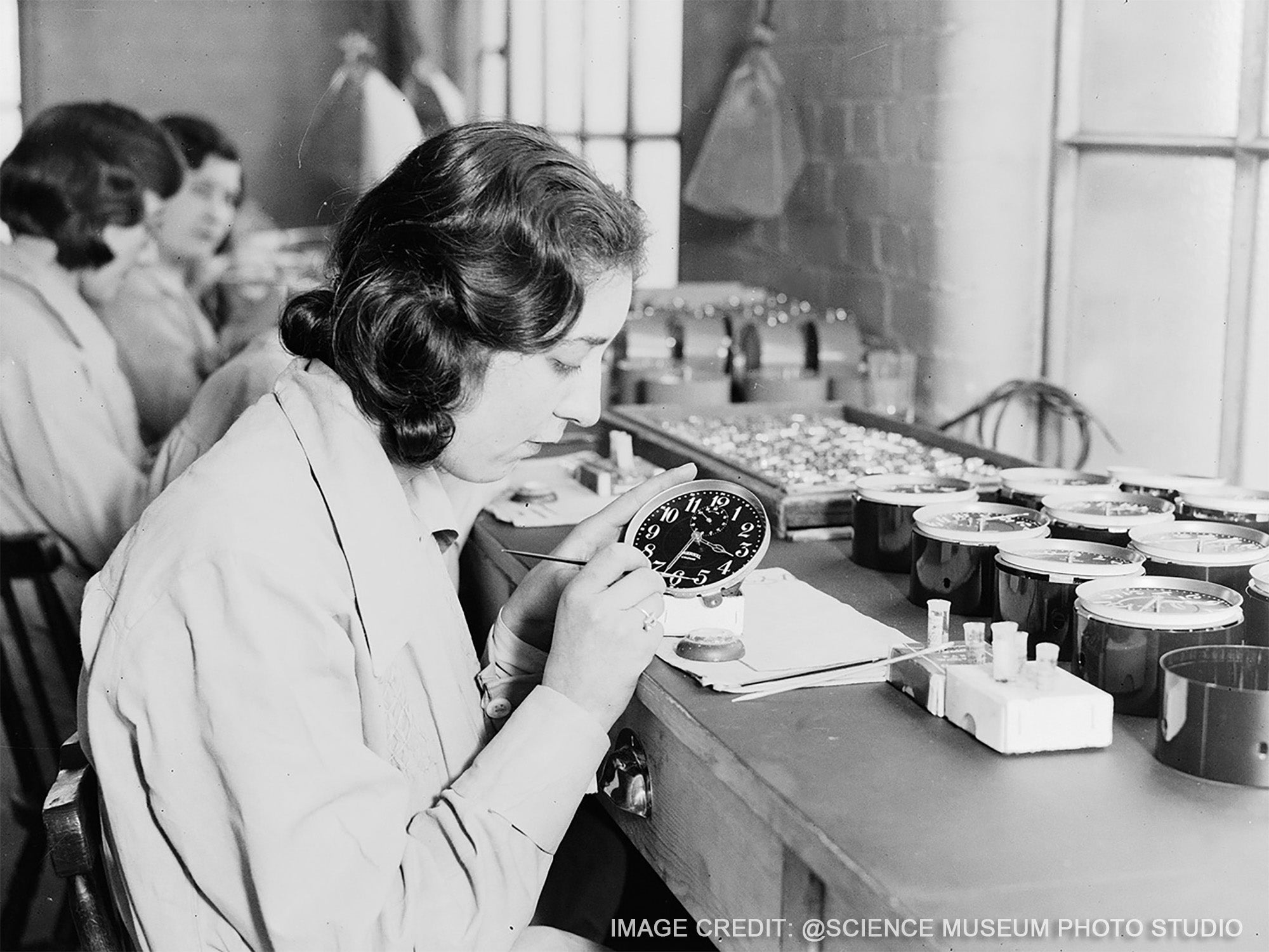 鐳女郎女性在英格索爾工廠為鬧鐘錶盤塗鐳的照片