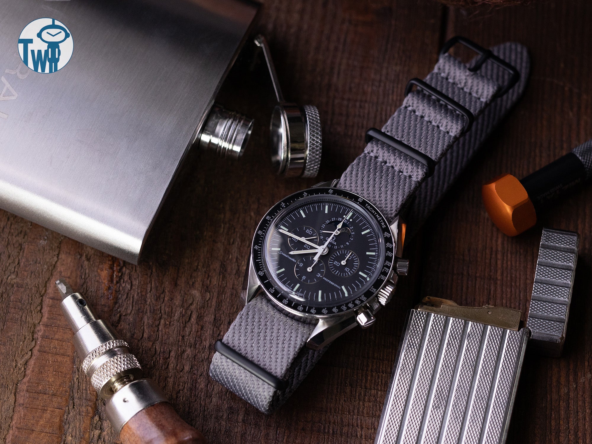 當Omega歐米茄 Speedmaster超霸系列 Professional Moonphase 專業月相腕錶搭配一條NATO 20mm G10軍用灰色尼龍錶帶時，展現出一種全新層次的極致陽剛優雅。