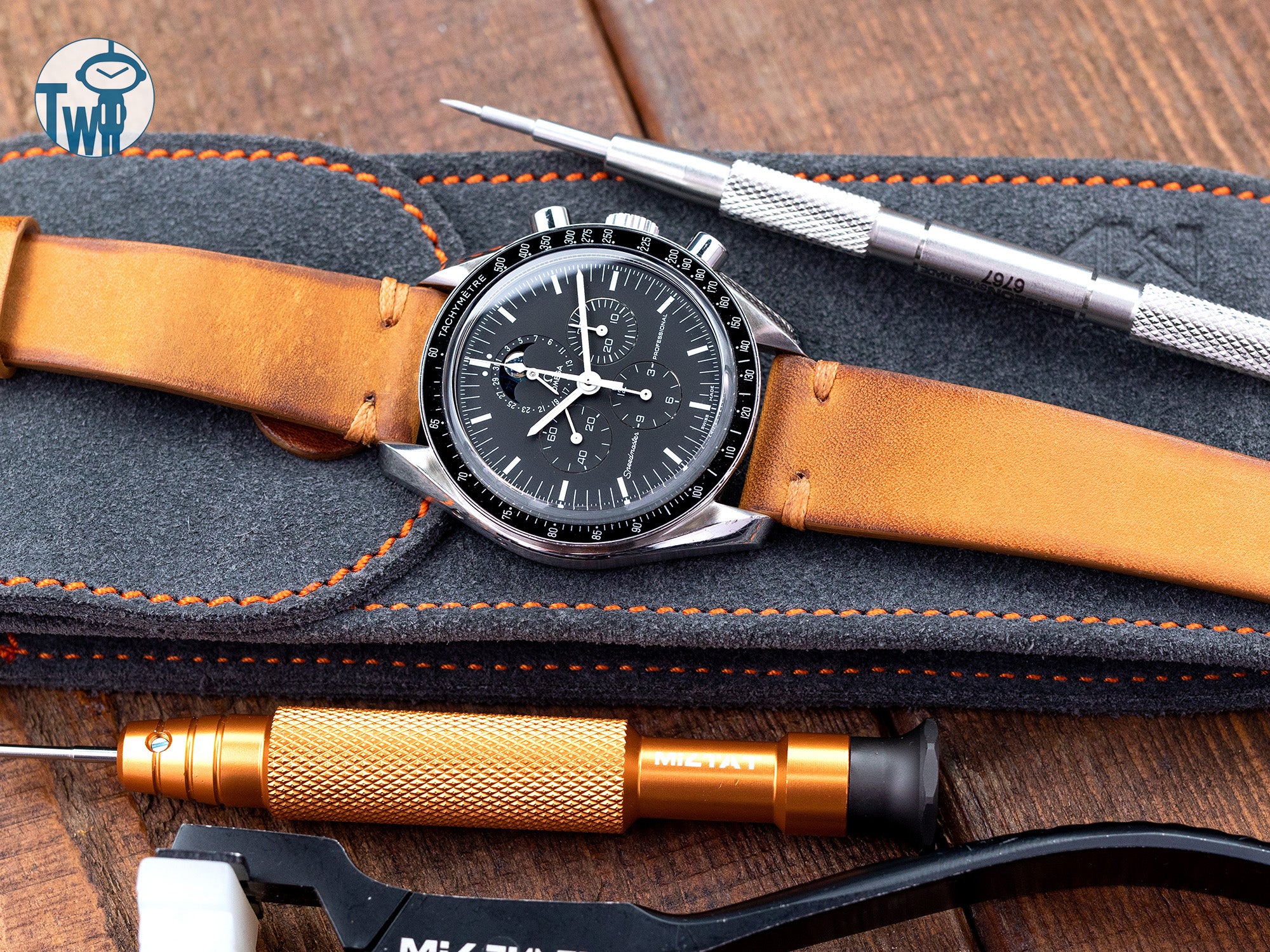 意大利手工製作皮革錶帶，與 OMEGA歐米茄 超霸專業月相月球錶的永恆優雅相得益彰。