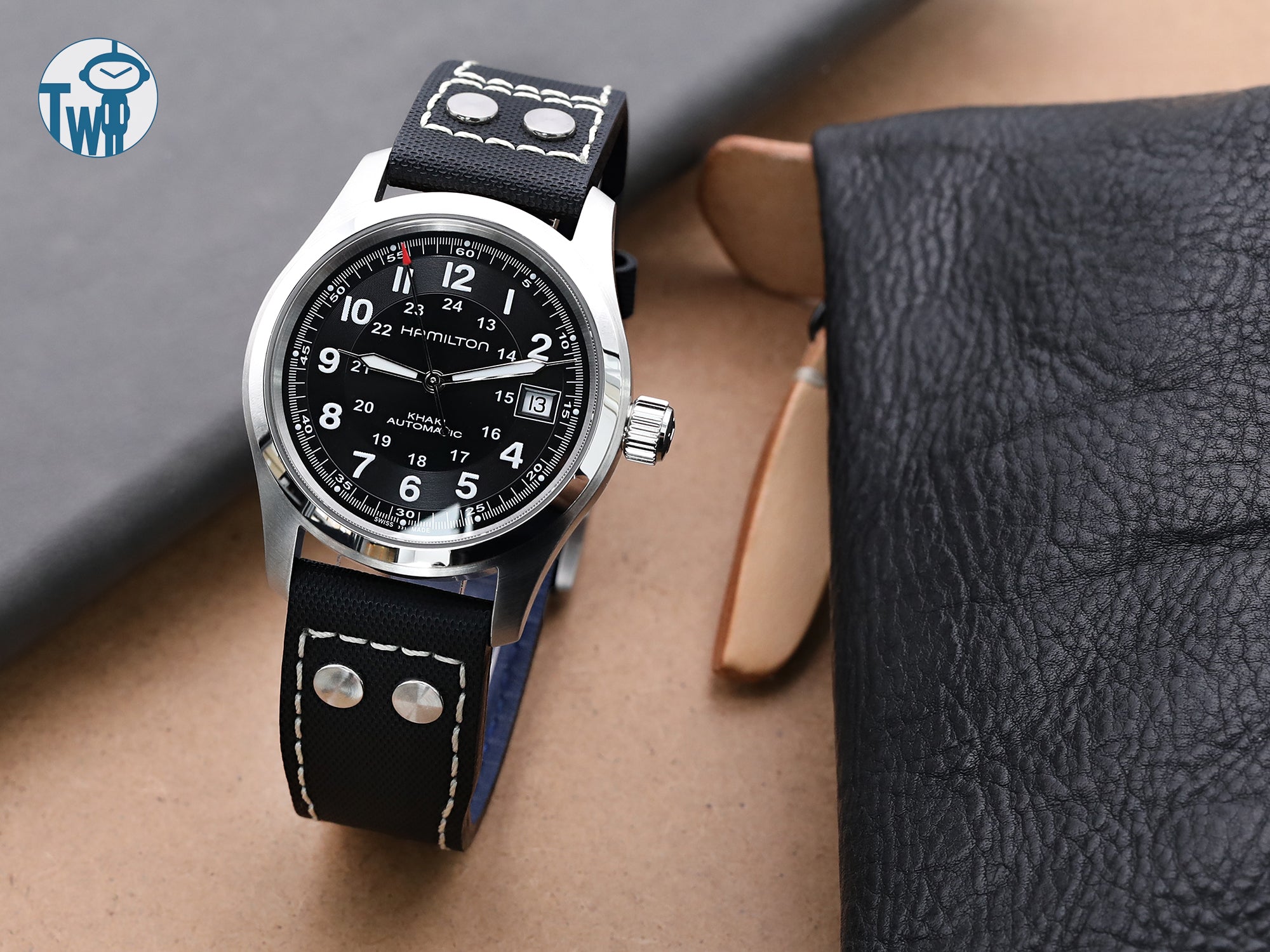 黑色編織紋理錶帶的軍事手錶 Hamilton Khaki Field Automatic 38mm，由 太空人腕時計TW 提供。