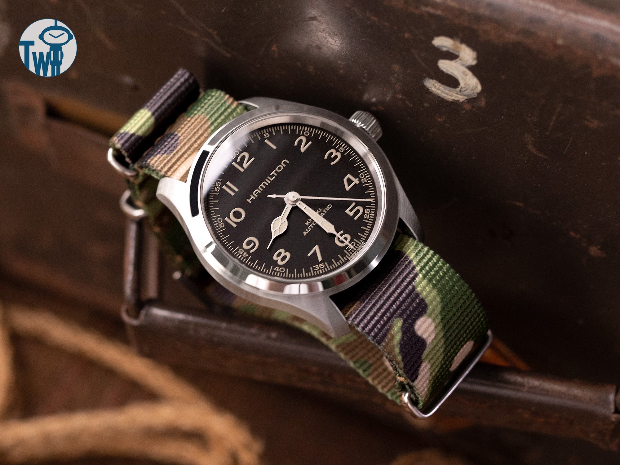 Hamilton漢密爾頓 卡其野戰系列腕錶 38mm Murph 搭配 太空人腕時計TW的迷彩 NATO 錶帶。