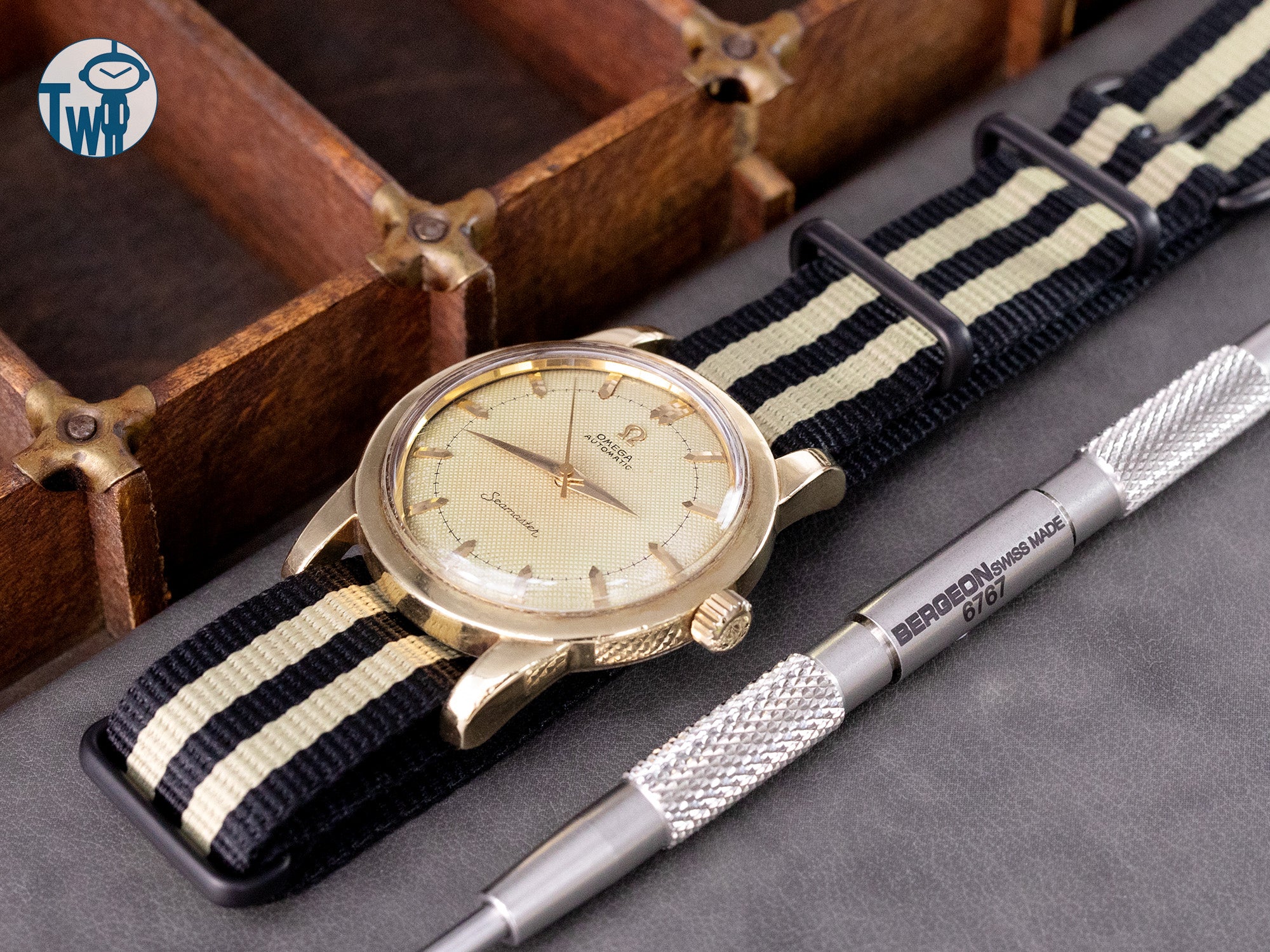 這是一枚配戴 太空人腕時計TW 品牌 Nato錶帶的 1952年 Omega歐米茄 包金錶身的 Seamaster海馬系列，搭載 Cal.354 撞錘自動機芯。