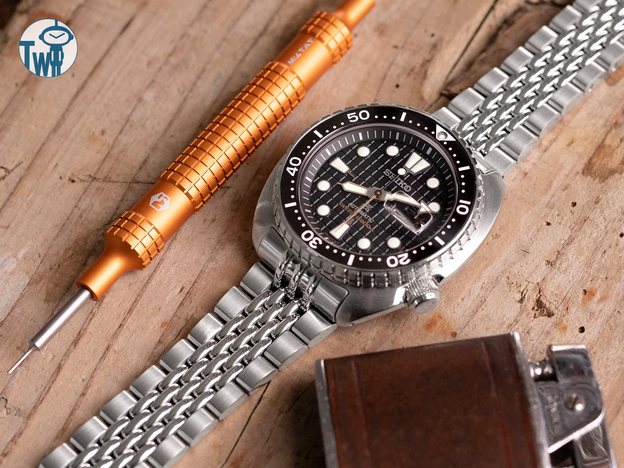 Seiko精工 王者鮑魚 SRPE03 的桶形錶殼手錶 搭配 太空人腕時計TW 不鏽鋼錶帶。