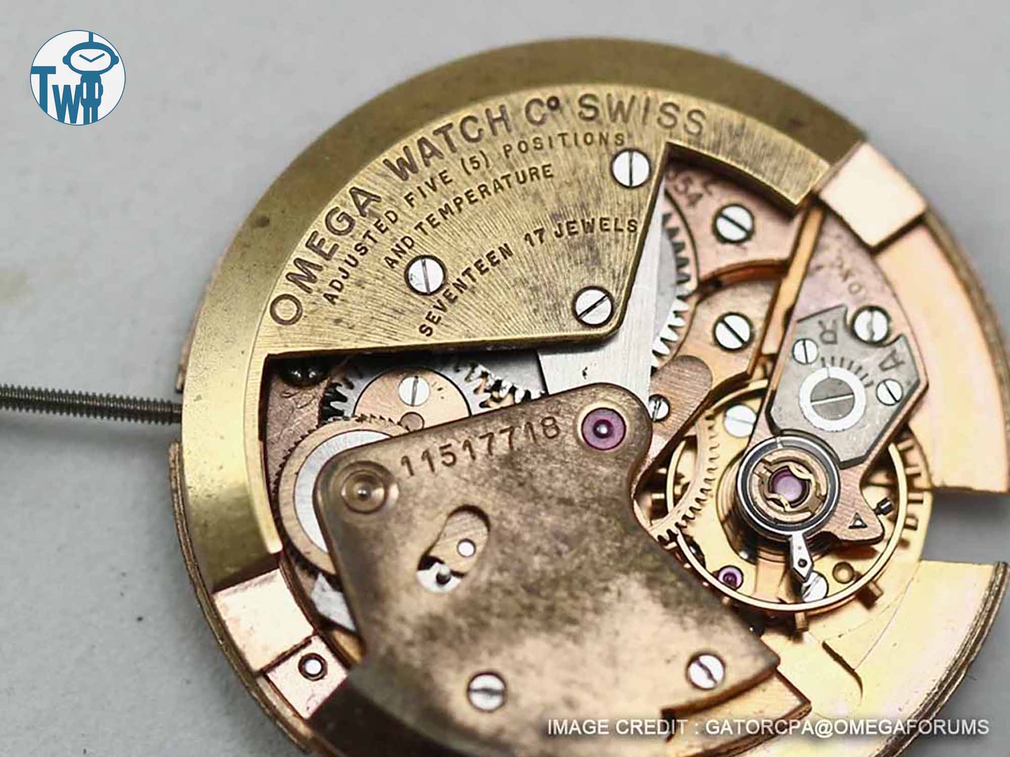Omega歐米茄 Cal.354 天文台認證撞錘機芯的轉子上刻有「調整五個位置和溫度」的字樣｜太空人腕時計TW
