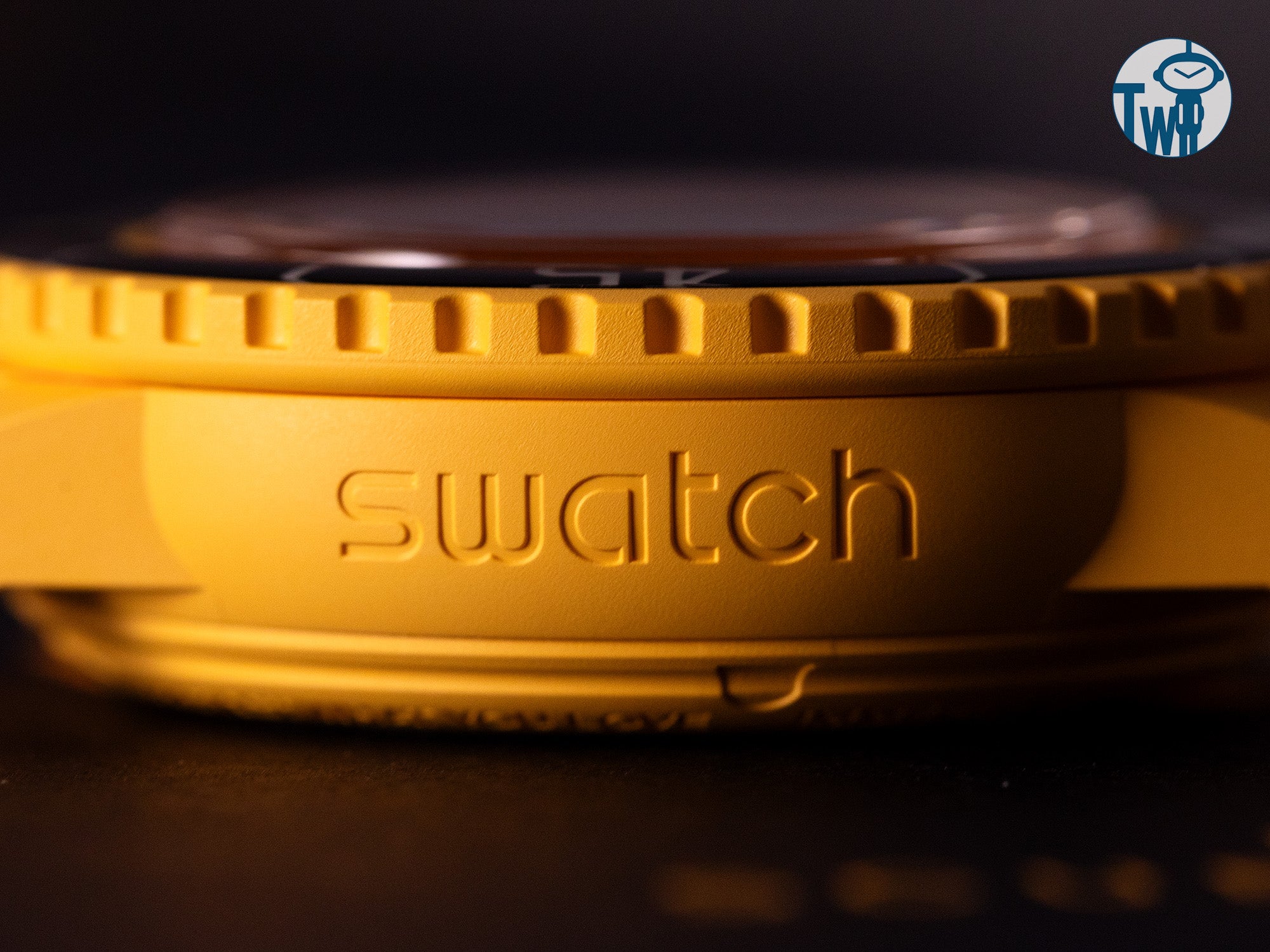 「Pacific Ocean 太平洋」黃色生物陶瓷錶殼上刻有Swatch商標，位於左側錶殼位置。