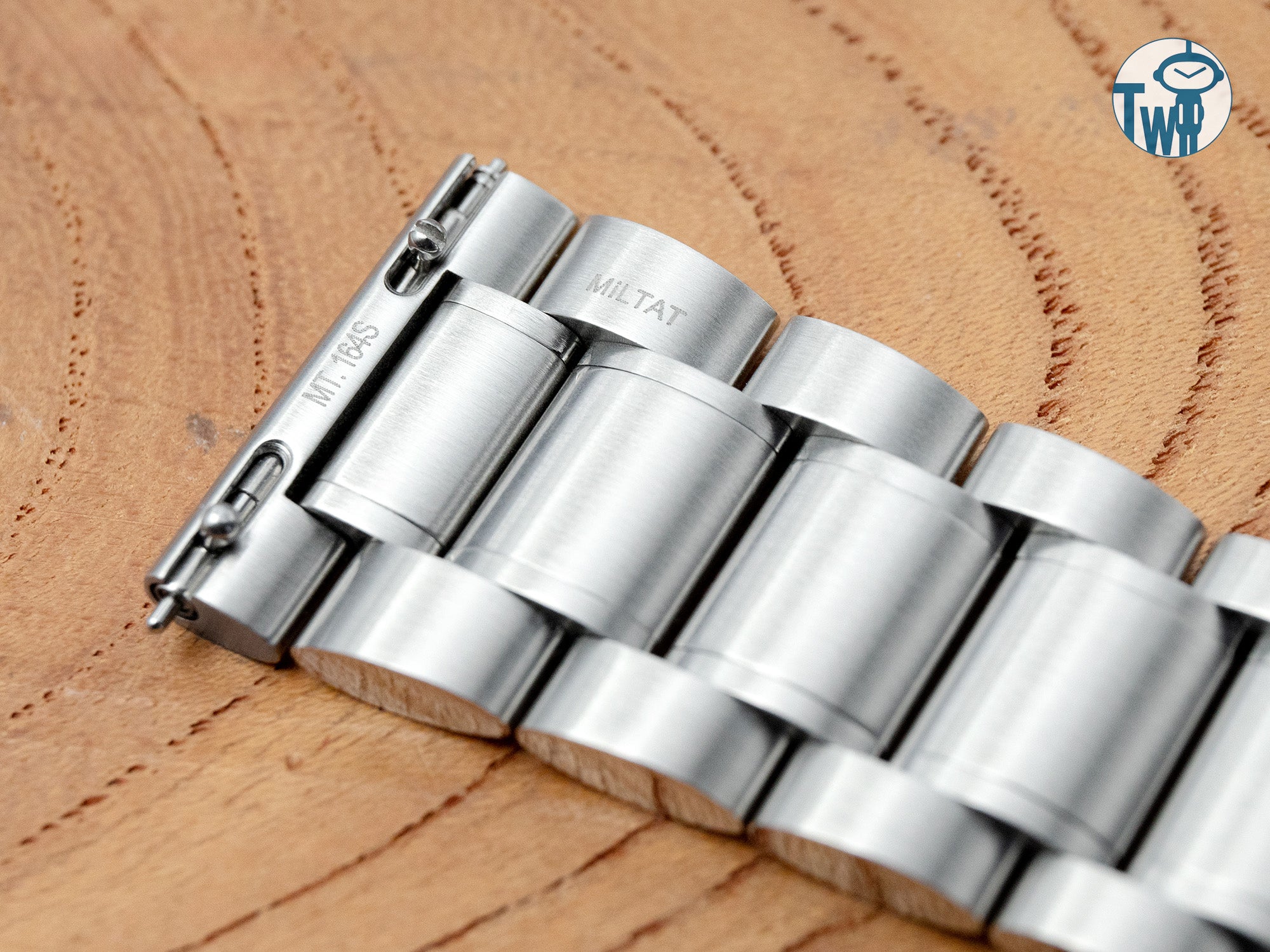 由 太空人腕時計TW 推出的創新 Entwine PT 欖核子 拉扭快拆不鏽鋼錶帶。