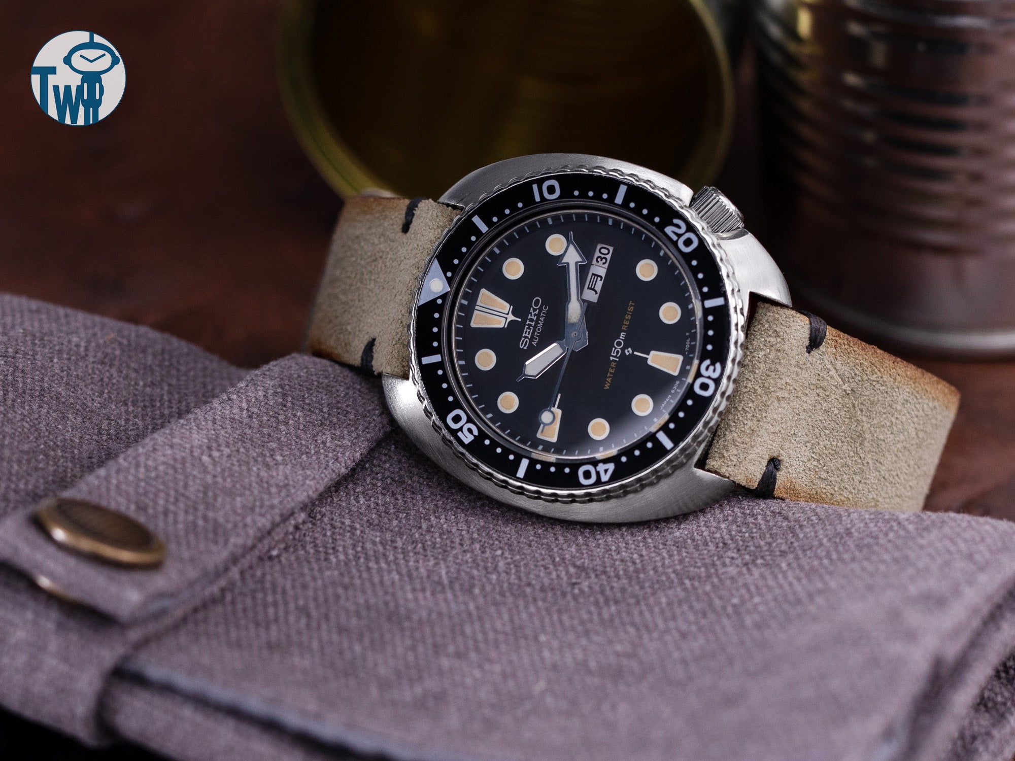 灰綠色磨面小牛皮革錶帶與Seiko精工 老鮑魚 150m 6306-7001相匹配，由太空人腕時計TW展示