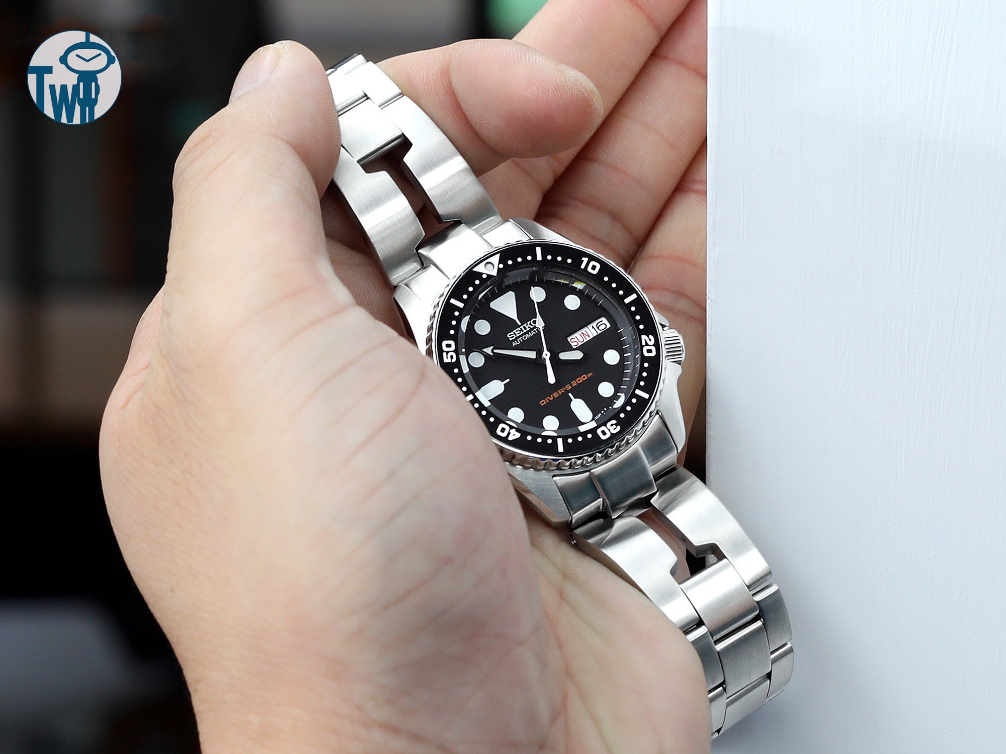 Seiko精工 黑水鬼 SKX013 20mm錶耳潛水錶與採用 3D 彎曲設計的拉絲剃刀型鋼錶帶｜太空人腕時計TW