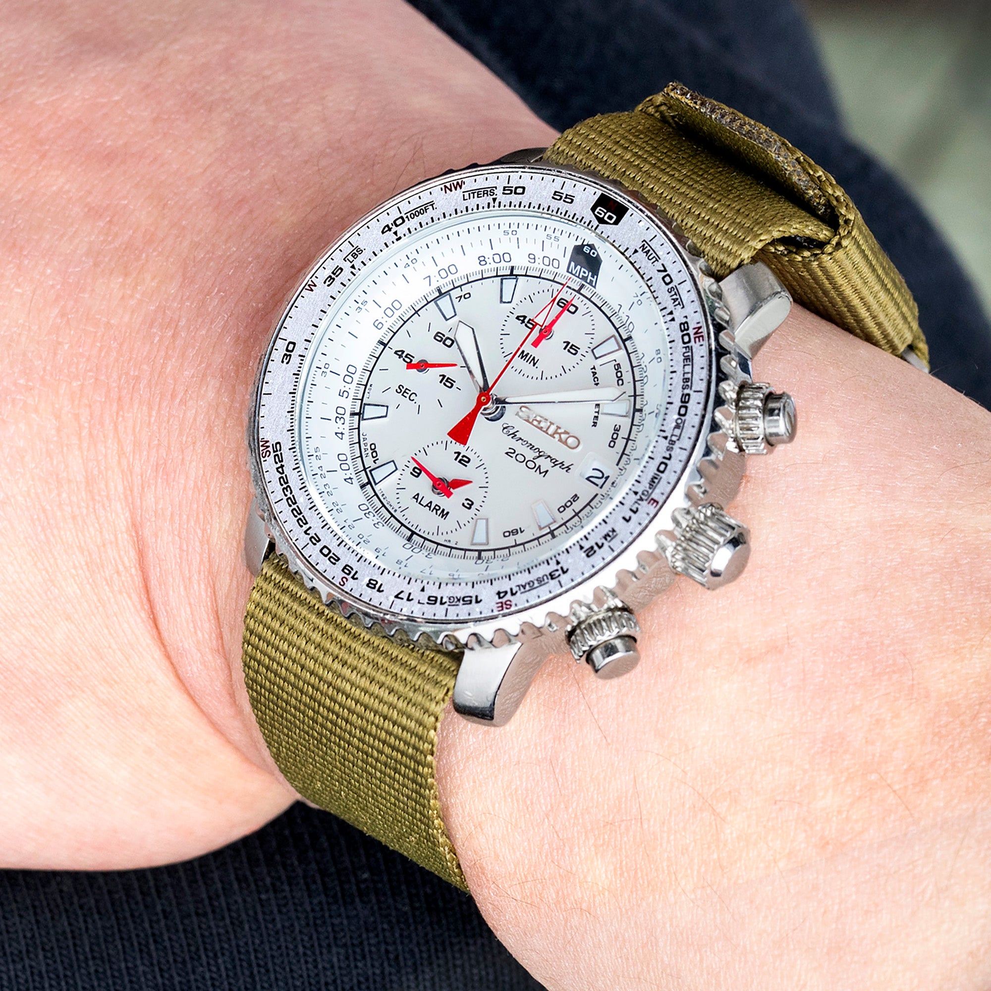 Seiko精工 飛行員 Flightmaster 計時碼錶  200m搭配21mm 軍綠色皇家空軍RAF款式北約 Nato錶帶，看起來既銳利又堅固。｜太空人腕時計TW