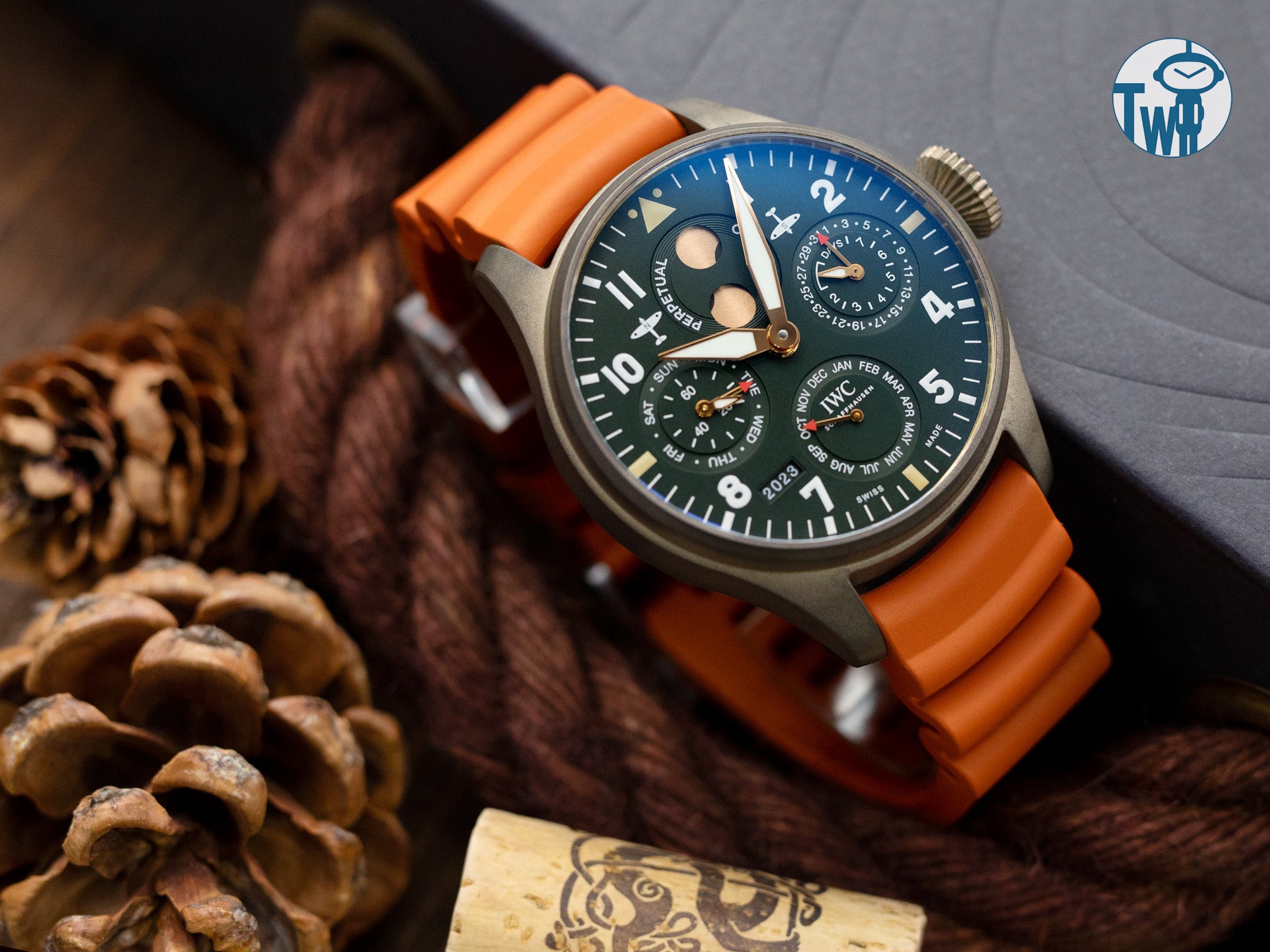 IWC萬國錶 噴火戰機大型飛行員萬年曆腕錶 IW503601 搭配 22mm 橙色 Firewave - 火濤 FKM 橡膠錶帶｜太空人腕時計TW