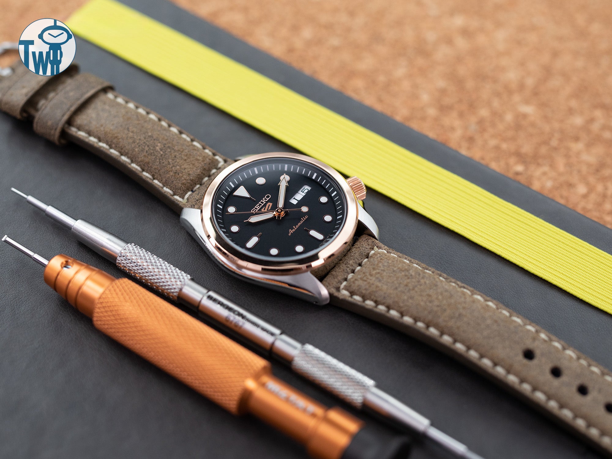 橄欖色仿舊皮革錶帶與Seiko精工 5 Sports SRPE58K1相配，由太空人腕時計TW展示