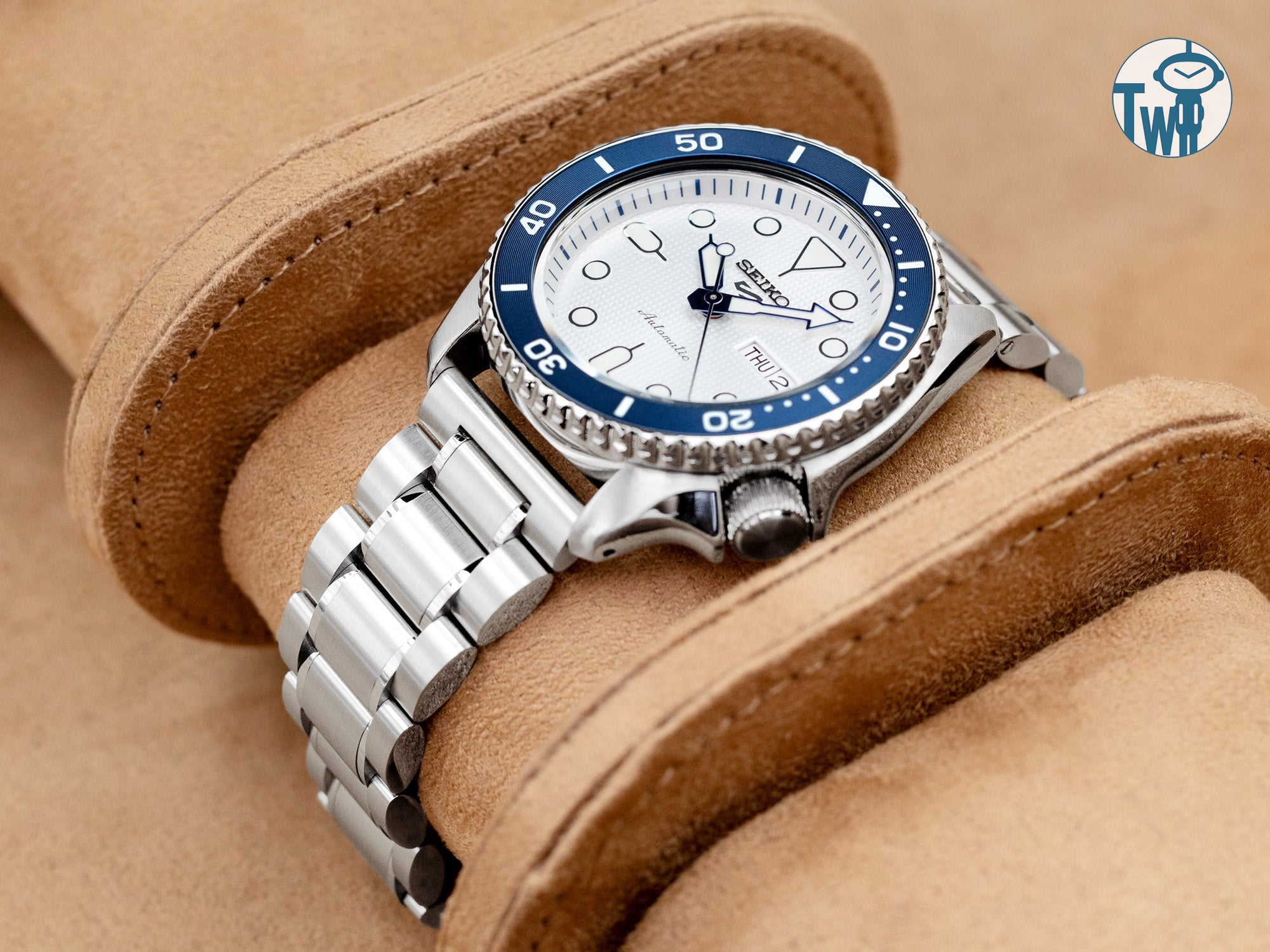 由 太空人腕時計TW 推出的創新 Entwine PT 欖核子 拉扭快拆不鏽鋼錶帶。