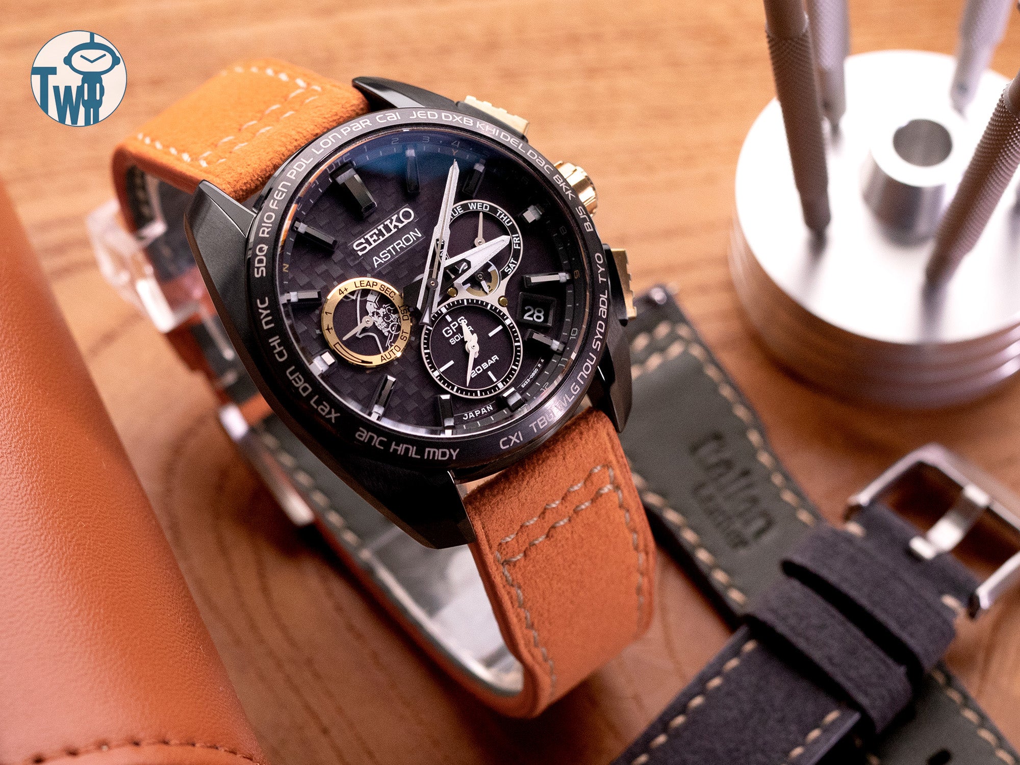 太空人腕時計TW推出的 21mm 橙色 Alcantara 布料快拆錶帶，適用於 Seiko精工 Astron SBXC097