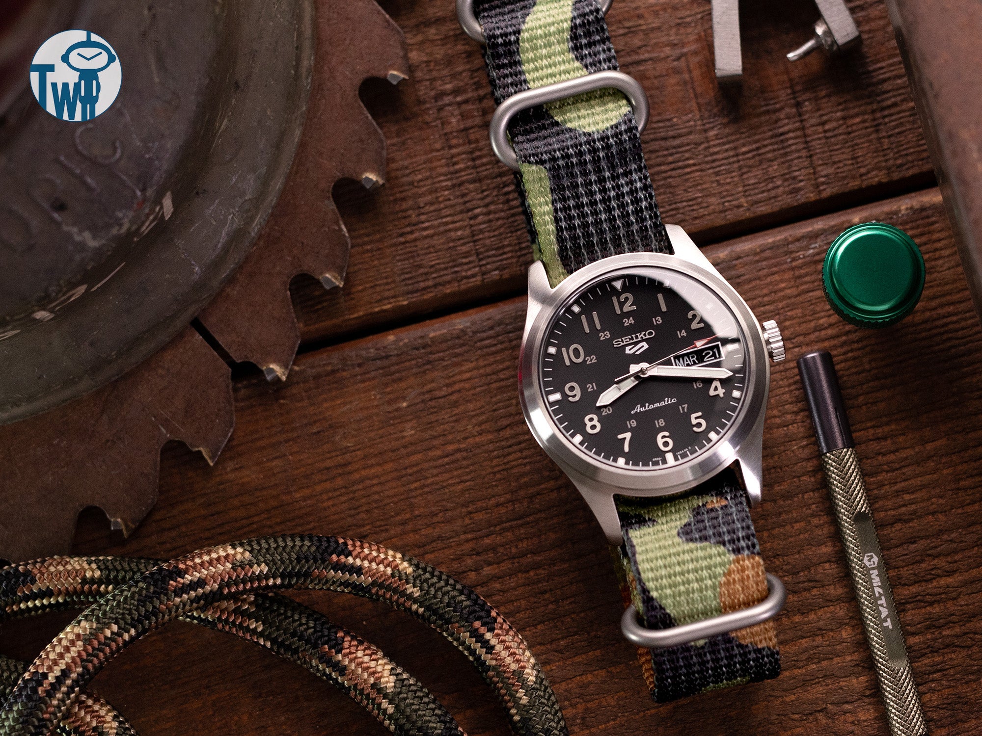 Seiko精工 5 Sports 野戰系列腕錶 SRPG27K1 搭配 太空人腕時計TW的迷彩 ZULU 錶帶。