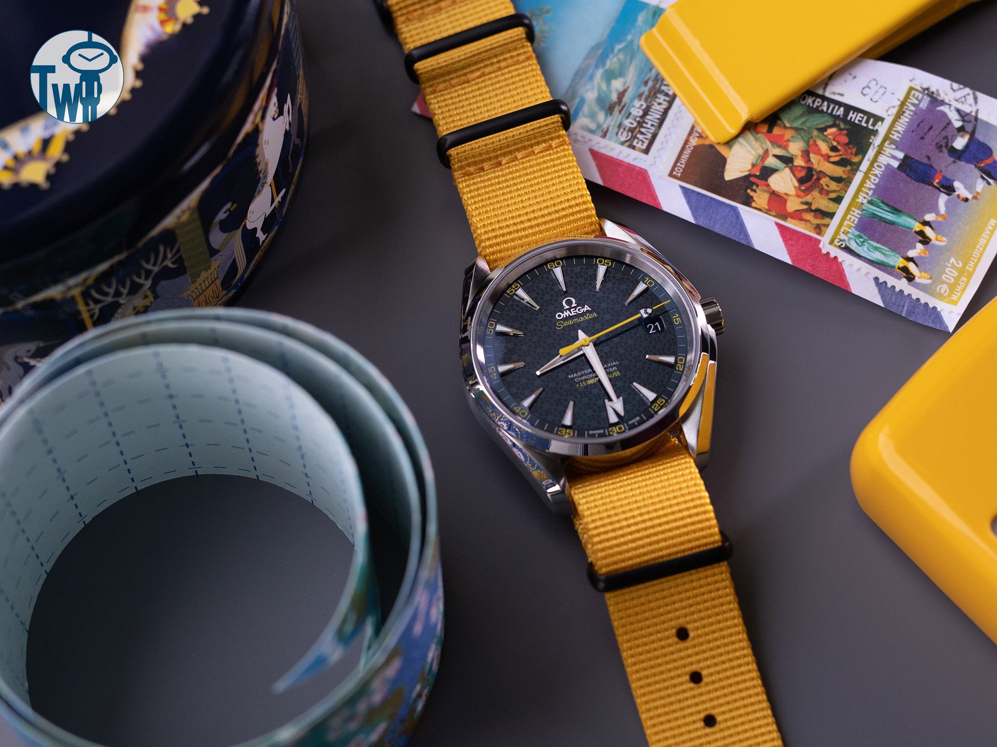 優雅與品味在細緻的色彩中散發著光芒：Omega歐米茄Seamaster海洋系列 Spectre James Bond手錶搭配一條NATO 20mm G10軍用黃色尼龍錶帶，互相襯托出獨特魅力。