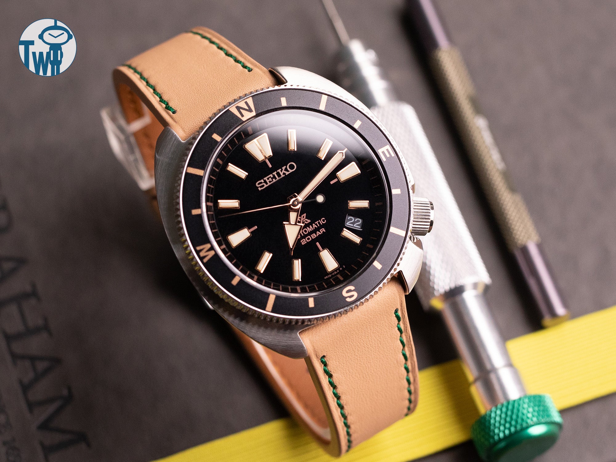 Seiko精工 Prospex Tortoise Land 陸地龜款式 SRPG17K1 的桶形錶殼搭配 太空人腕時計TW 的皮革錶帶。