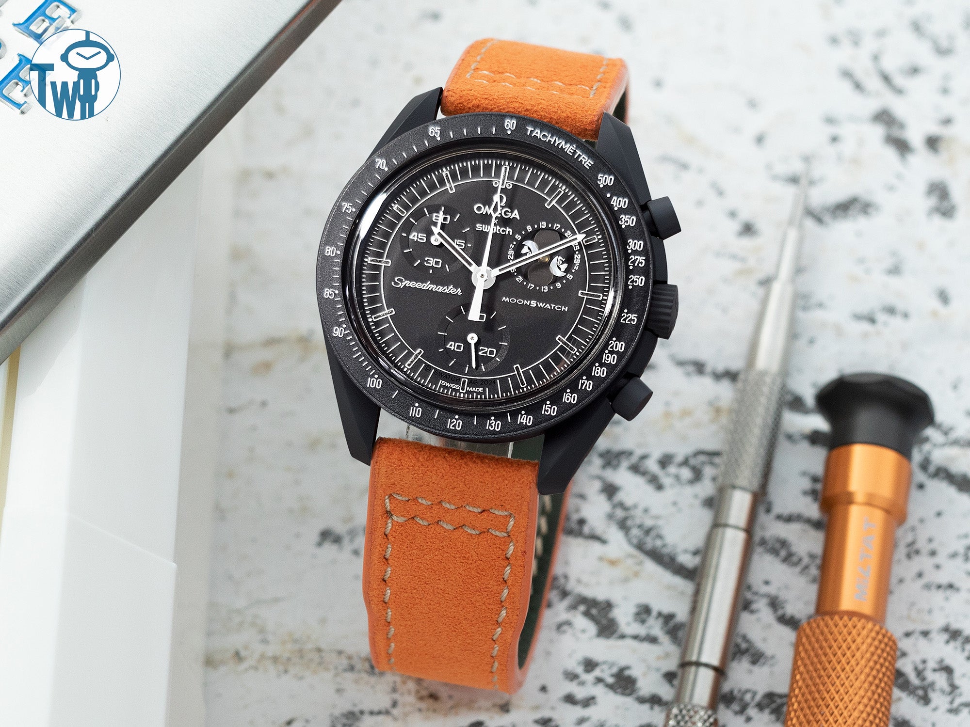 「登月任務」 Snoopy史努比「月相之旅」手錶搭配由太空人腕時計TW提供的橙色 Alcantara 超細纖維賽車內飾布料快拆錶帶。