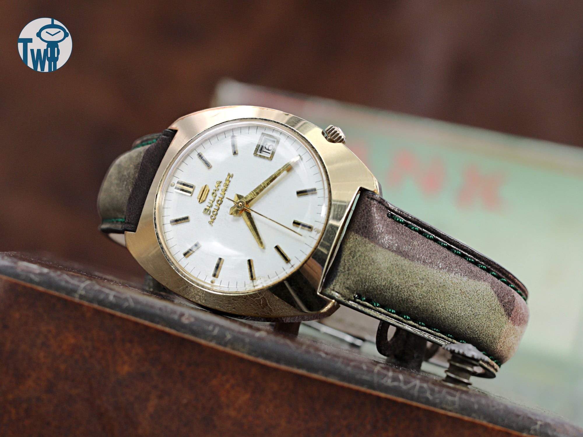 迷彩印花皮革錶帶與Bulova Accuquartz復古錶相配，由太空人腕時計TW示範
