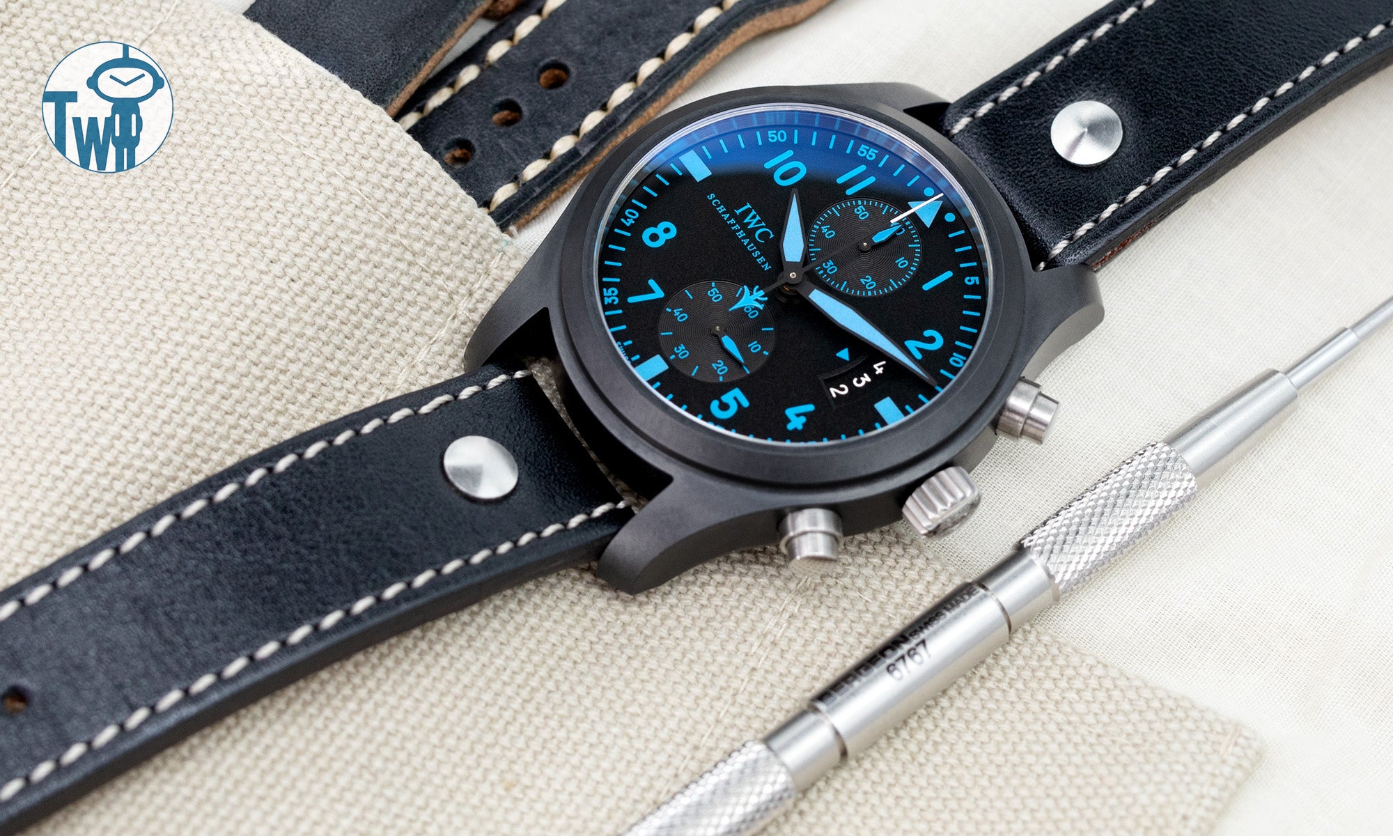 黑色飛行員風格皮革錶帶與IWC萬國錶 TOP GUN 大飛行員系列 IW388003 計時碼錶相配，由太空人腕時計TW提供