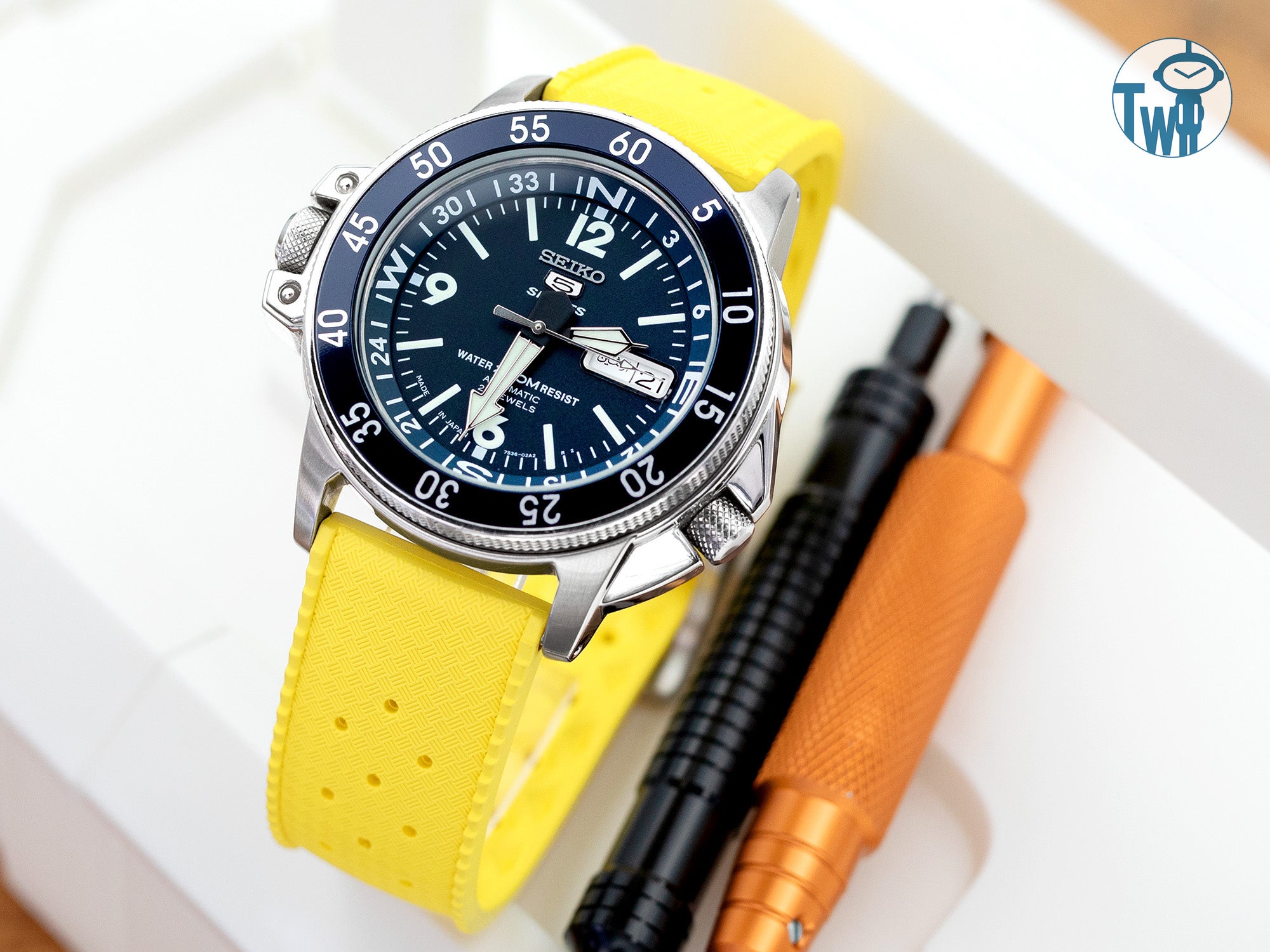 Seiko精工 盾牌5號 雙錶冠 Atlas SKZ209J1 左撇子手錶搭配 太空人腕時計TW 的錶帶